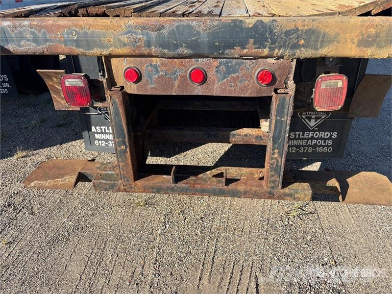 International 7400 Flatbed / Dropside trucks
