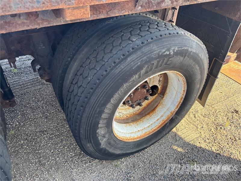 International 7400 Flatbed / Dropside trucks