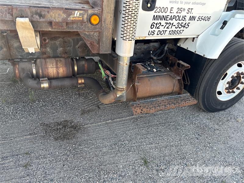 International 7400 Flatbed / Dropside trucks