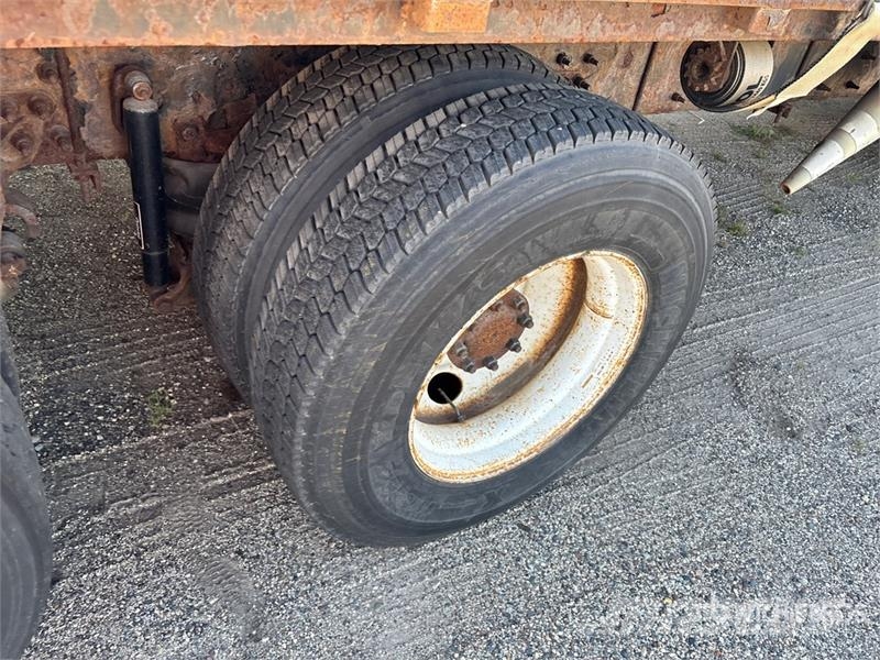 International 7400 Flatbed / Dropside trucks