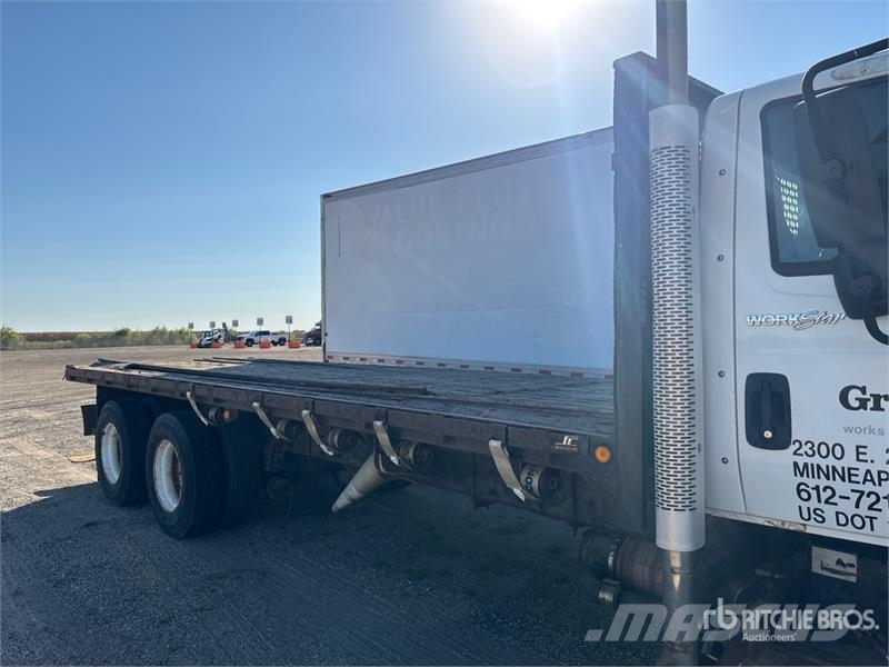 International 7400 Flatbed / Dropside trucks
