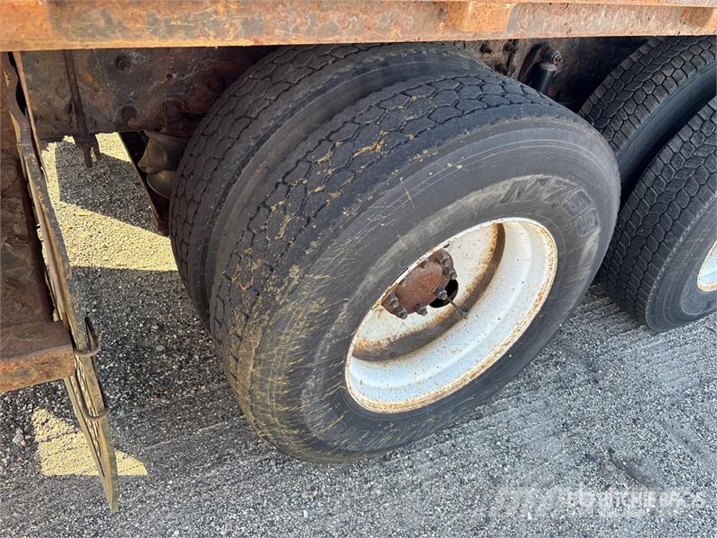 International 7400 Flatbed / Dropside trucks