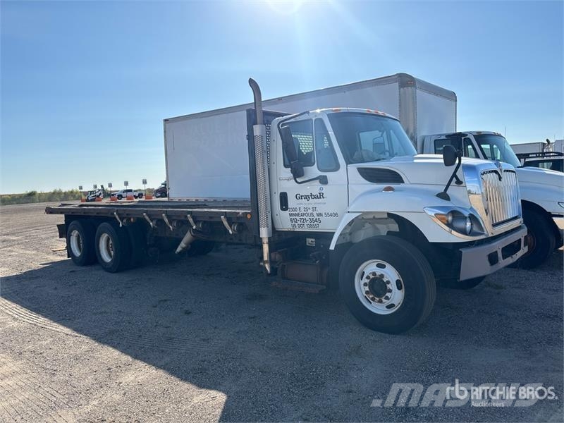 International 7400 Flatbed / Dropside trucks