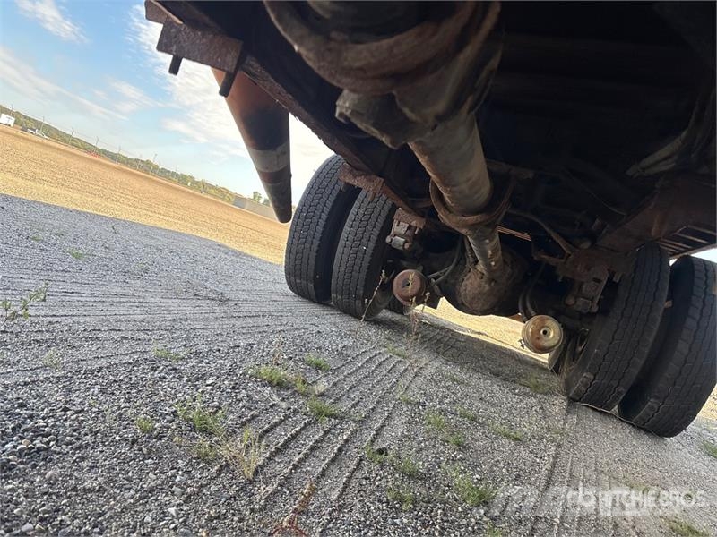 International 7400 Flatbed / Dropside trucks