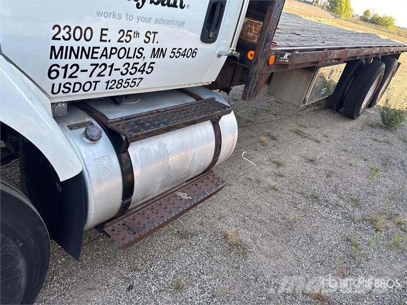 International 7400 Flatbed / Dropside trucks