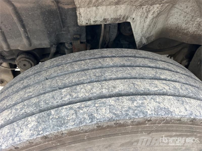 International 7400SBA Savivarčių priekabų vilkikai
