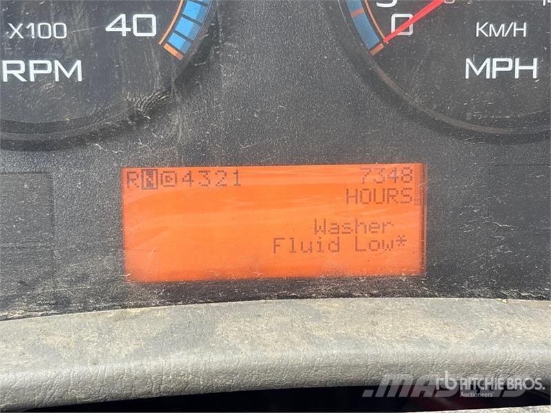 International 7500 Plošinové nákladné automobily/nákladné automobily so sklápacími bočnicami