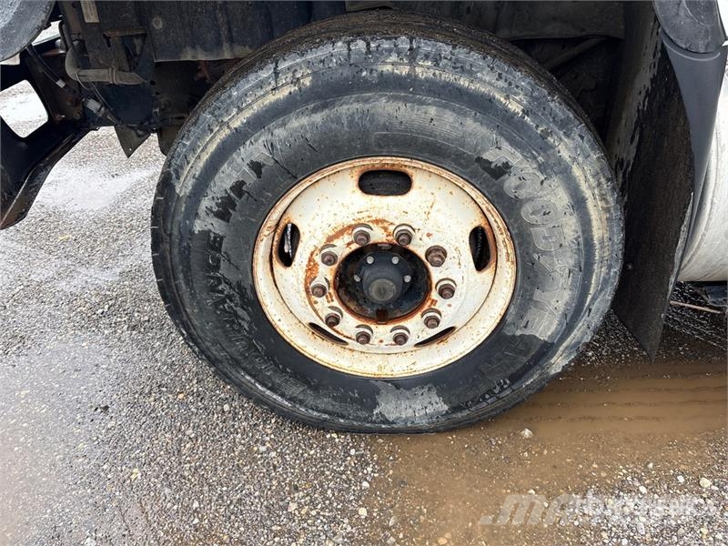 International 7500 Plošinové nákladné automobily/nákladné automobily so sklápacími bočnicami