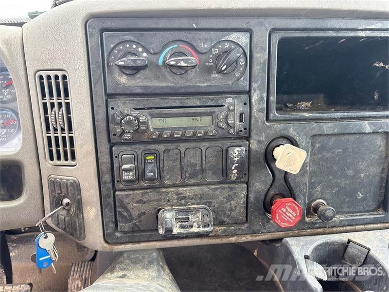 International 7500 Plošinové nákladné automobily/nákladné automobily so sklápacími bočnicami