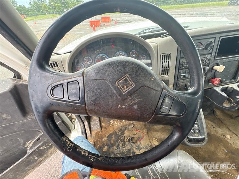 International 7500 Plošinové nákladné automobily/nákladné automobily so sklápacími bočnicami