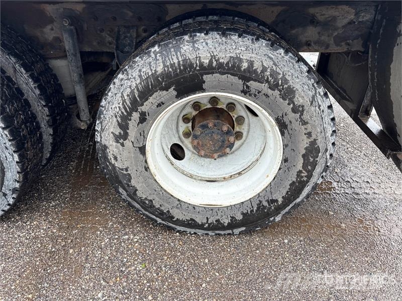 International 7500 Plošinové nákladné automobily/nákladné automobily so sklápacími bočnicami
