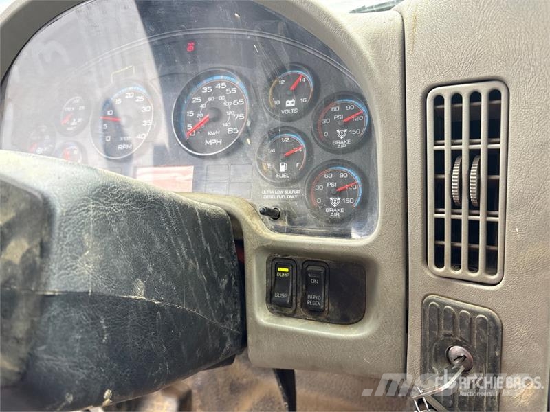 International 7500 Plošinové nákladné automobily/nákladné automobily so sklápacími bočnicami