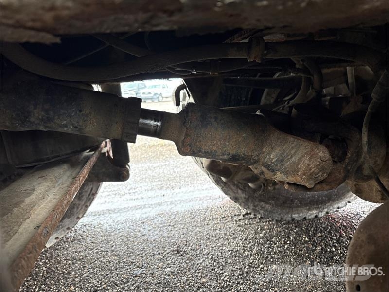 International 7500 Plošinové nákladné automobily/nákladné automobily so sklápacími bočnicami
