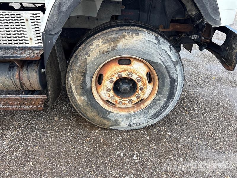 International 7500 Plošinové nákladné automobily/nákladné automobily so sklápacími bočnicami