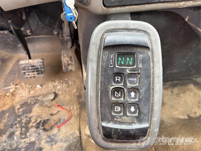 International 7500 Plošinové nákladné automobily/nákladné automobily so sklápacími bočnicami