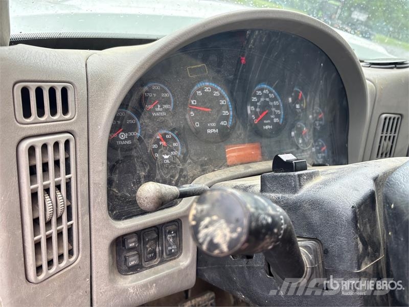 International 7500 Plošinové nákladné automobily/nákladné automobily so sklápacími bočnicami