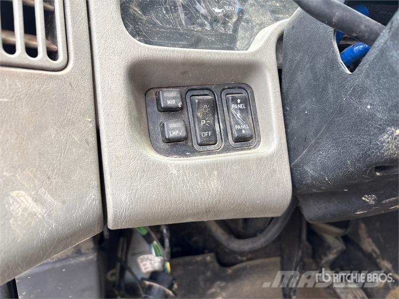 International 7500 Plošinové nákladné automobily/nákladné automobily so sklápacími bočnicami