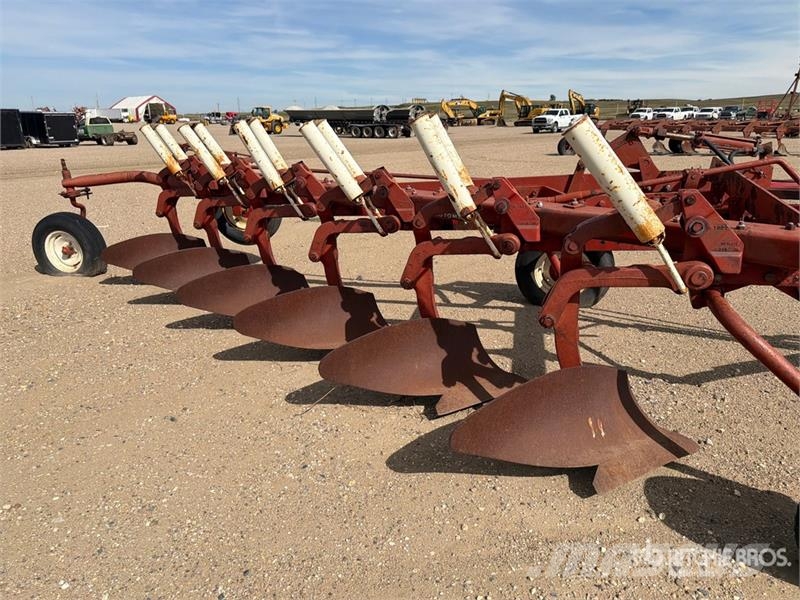 International 770 96 in 6 Bottom Breaking Plow Plows