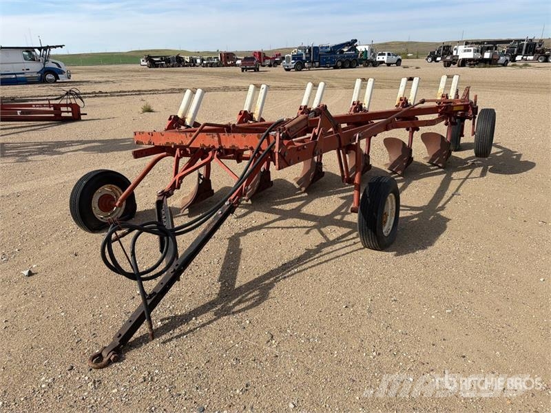 International 770 96 in 6 Bottom Breaking Plow Plows