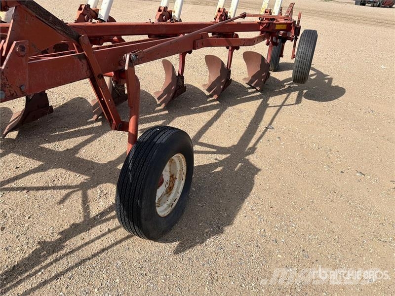 International 770 96 in 6 Bottom Breaking Plow Plows