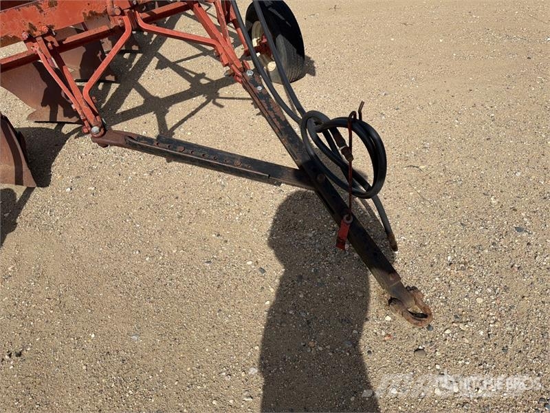 International 770 96 in 6 Bottom Breaking Plow Plows