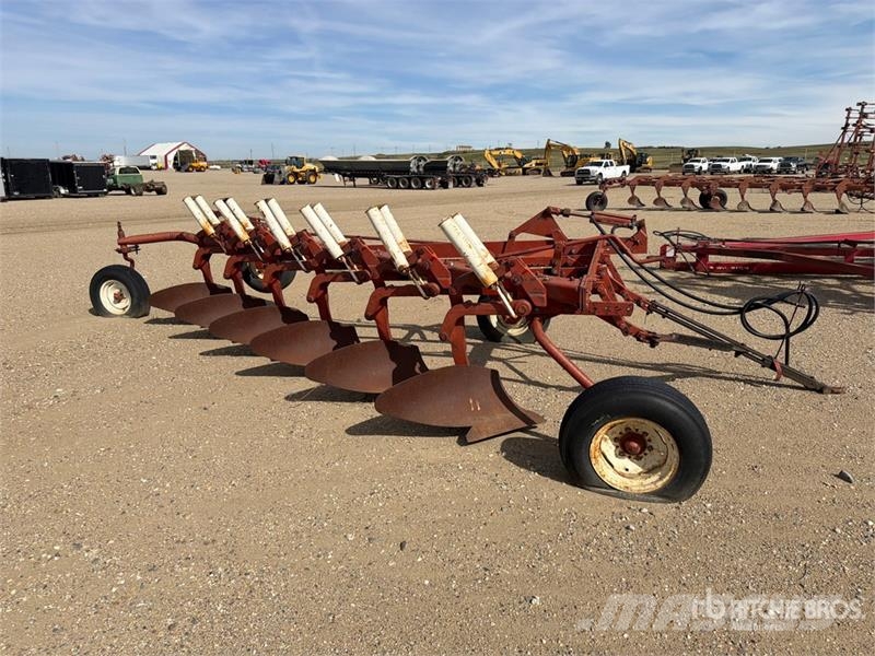 International 770 96 in 6 Bottom Breaking Plow Plows