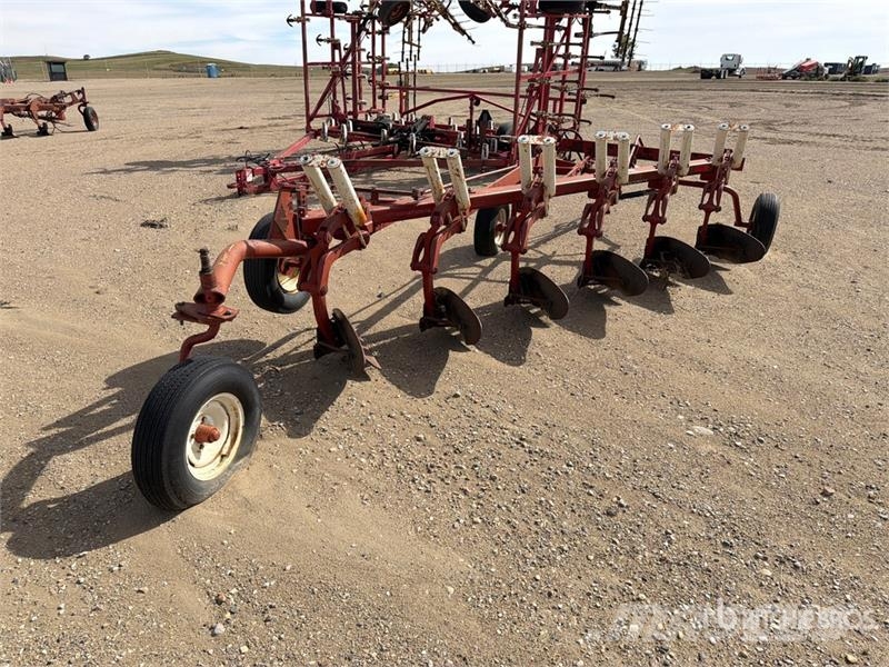 International 770 96 in 6 Bottom Breaking Plow Plows