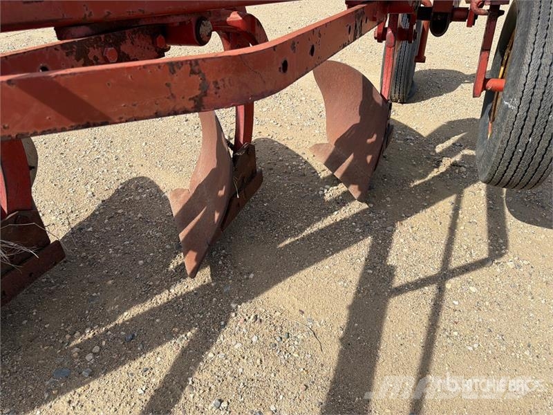 International 770 96 in 6 Bottom Breaking Plow Plows