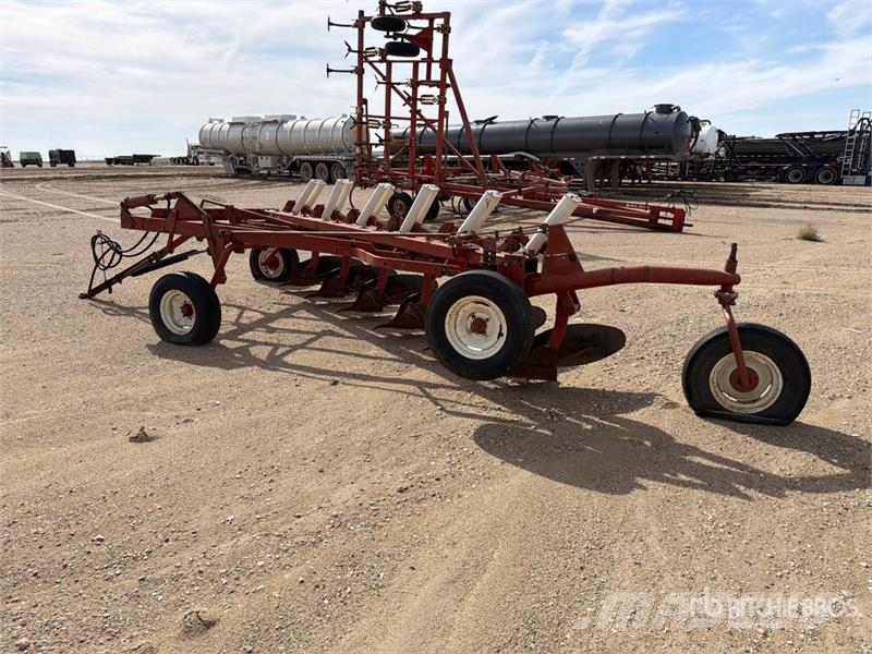 International 770 96 in 6 Bottom Breaking Plow Plows