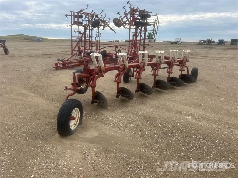 International 770 Breaking Plow Chasse neige