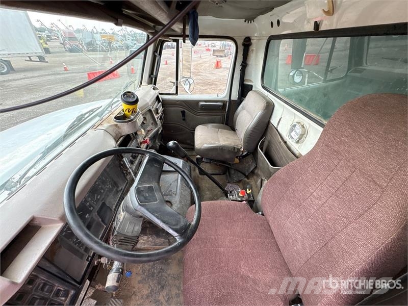 International 8100 自卸式货车