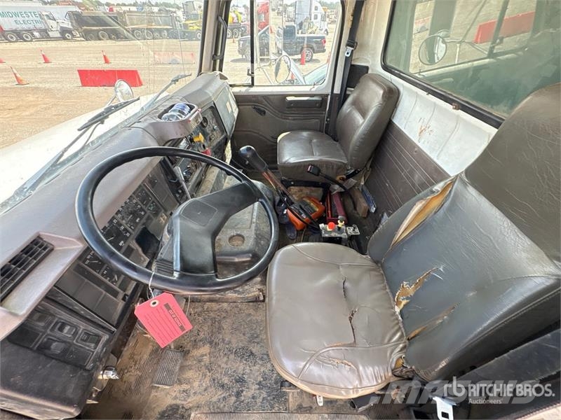 International 8100 自卸式货车