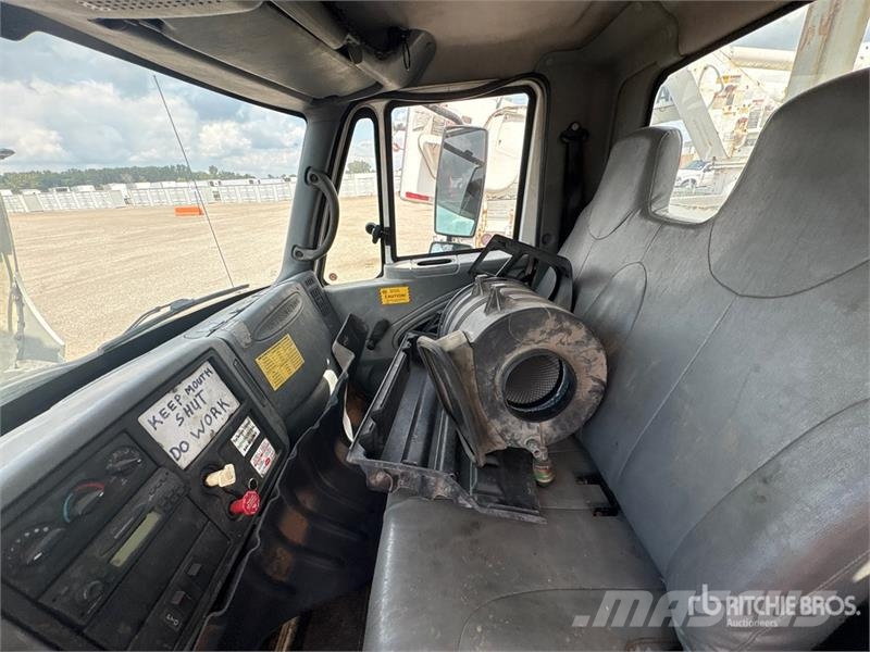 International AA755L 55 ft on International 4300 SBA 4x2 Bucket Avtokošare