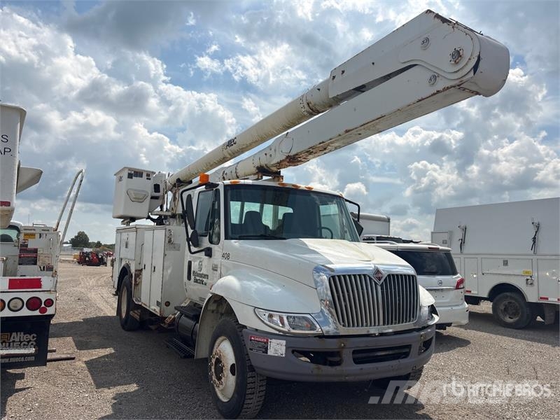 International AA755L 55 ft on International 4300 SBA 4x2 Bucket Avtokošare