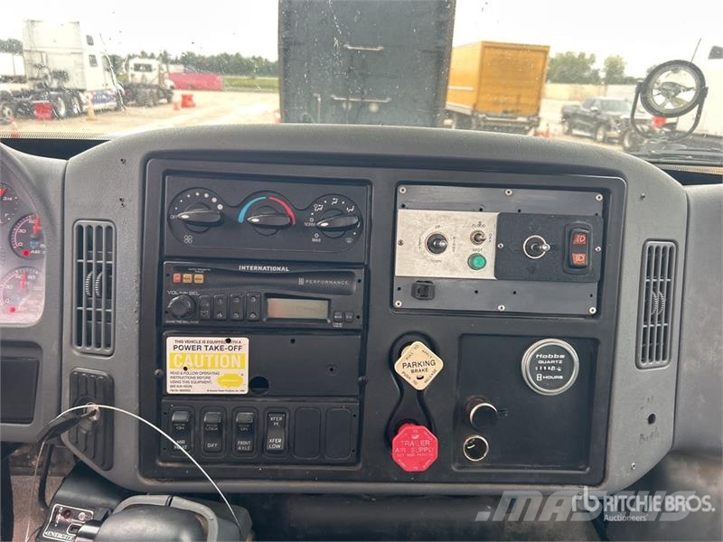 International AM855 55 ft on International 7400 4x4 Bucket Truck 卡車裝載高空作業車