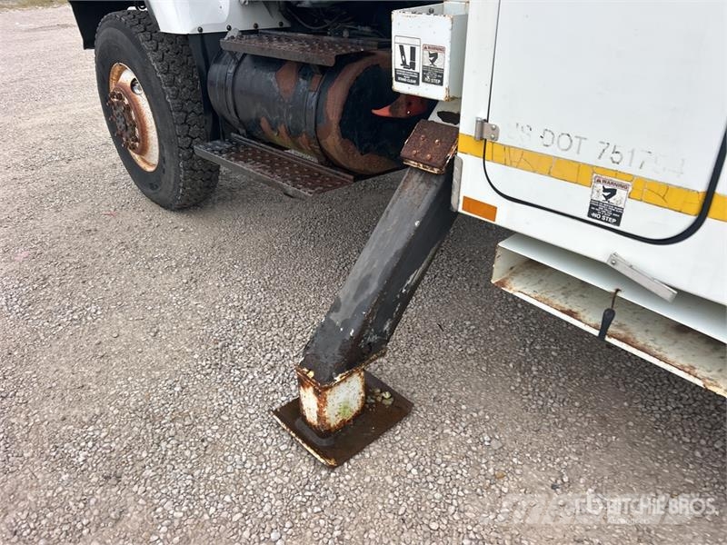 International AM855 55 ft on International 7400 4x4 Bucket Truck 卡車裝載高空作業車