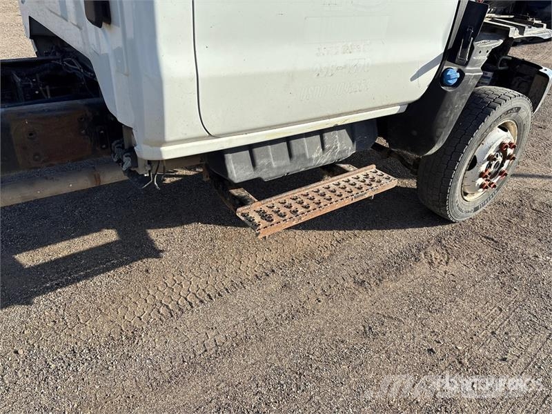 International CV515 4x2 Cab and Chassis Cabines