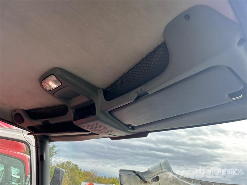 International LT625 4x2 S/A Day Cab Truck Tractor Trekkvogner