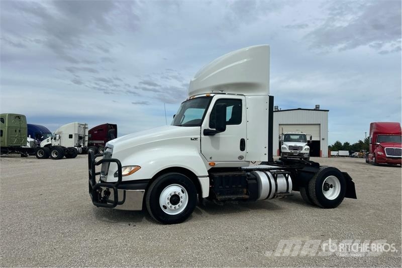 International LT625 4x2 S/A Day Cab Truck Tractor Trekkvogner