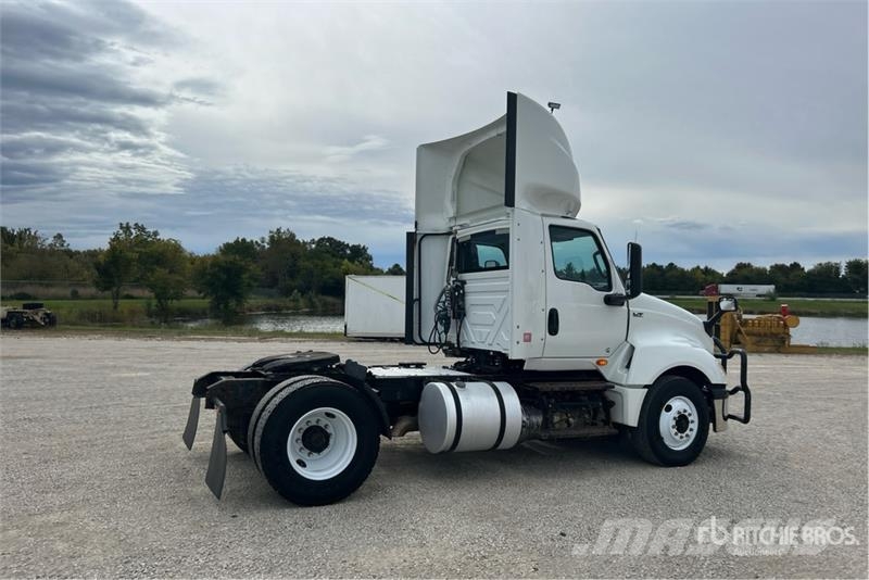 International LT625 4x2 S/A Day Cab Truck Tractor Trekkvogner