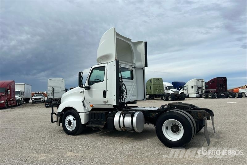 International LT625 4x2 S/A Day Cab Truck Tractor Trekkvogner