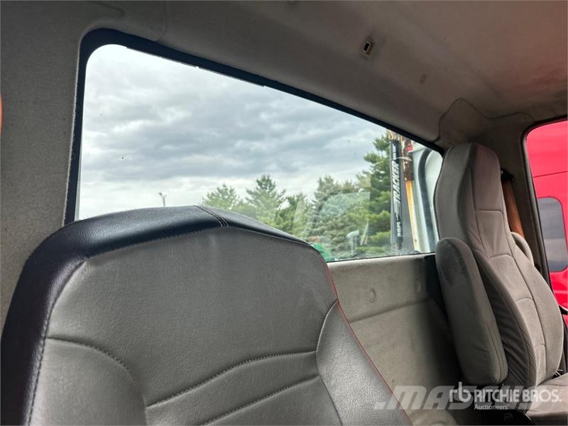 International LT625 4x2 S/A Day Cab Truck Tractor Trekkvogner