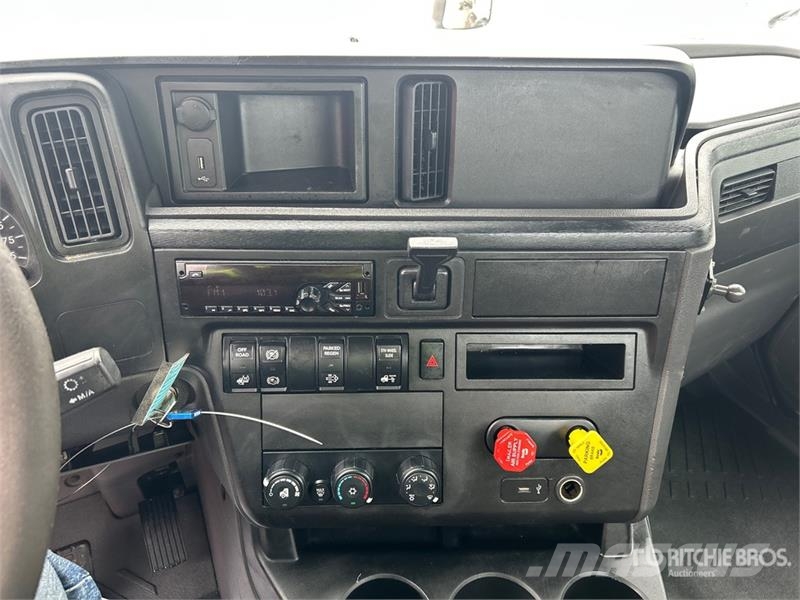 International LT625 4x2 S/A Day Cab Truck Tractor Trekkvogner