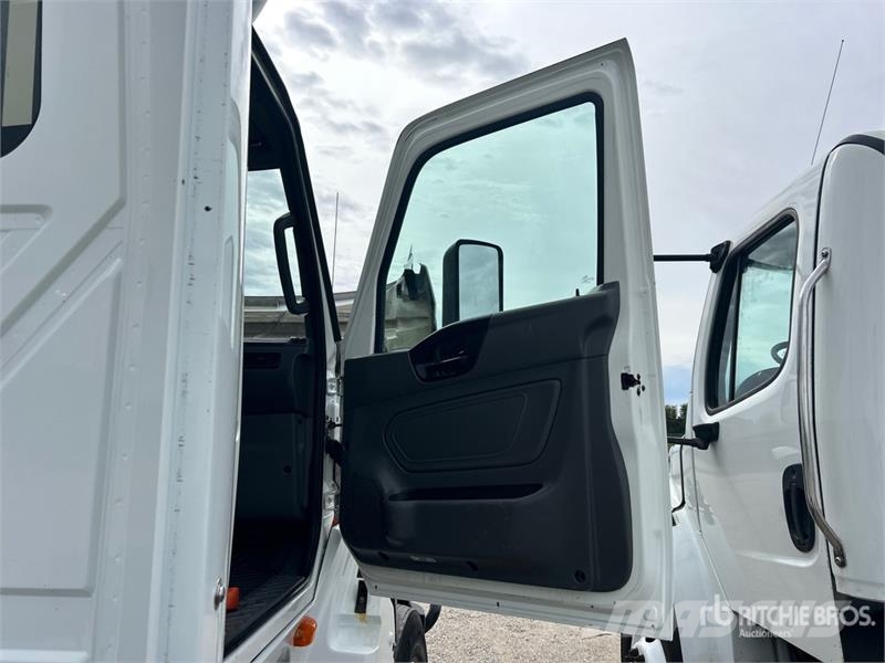 International LT625 4x2 S/A Day Cab Truck Tractor Trekkvogner