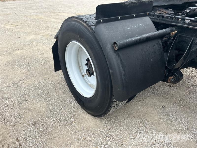 International LT625 4x2 S/A Day Cab Truck Tractor Trekkvogner