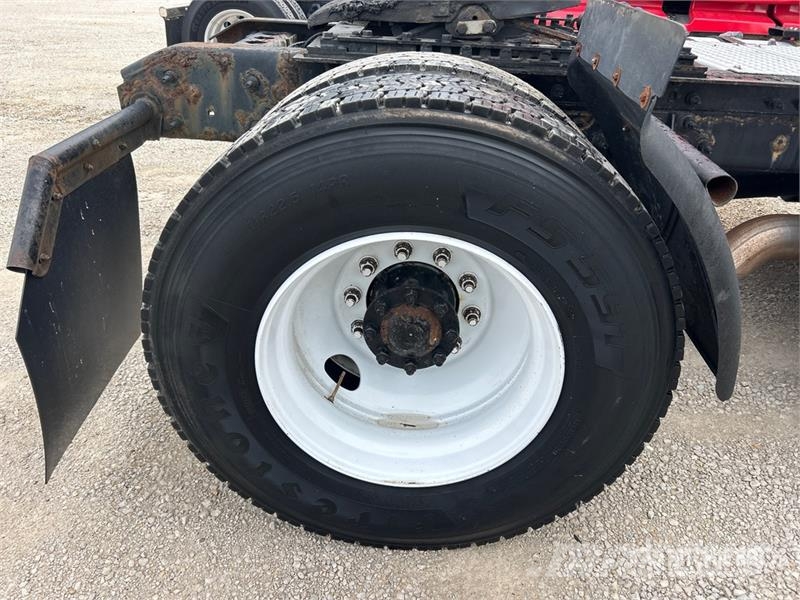 International LT625 4x2 S/A Day Cab Truck Tractor Trekkvogner