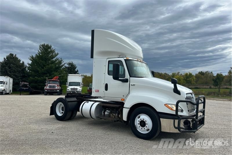 International LT625 4x2 S/A Day Cab Truck Tractor Trekkvogner