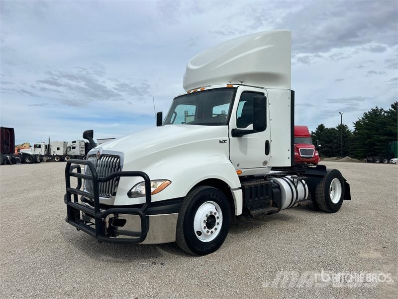 International LT625 4x2 S/A Day Cab Truck Tractor Trekkvogner