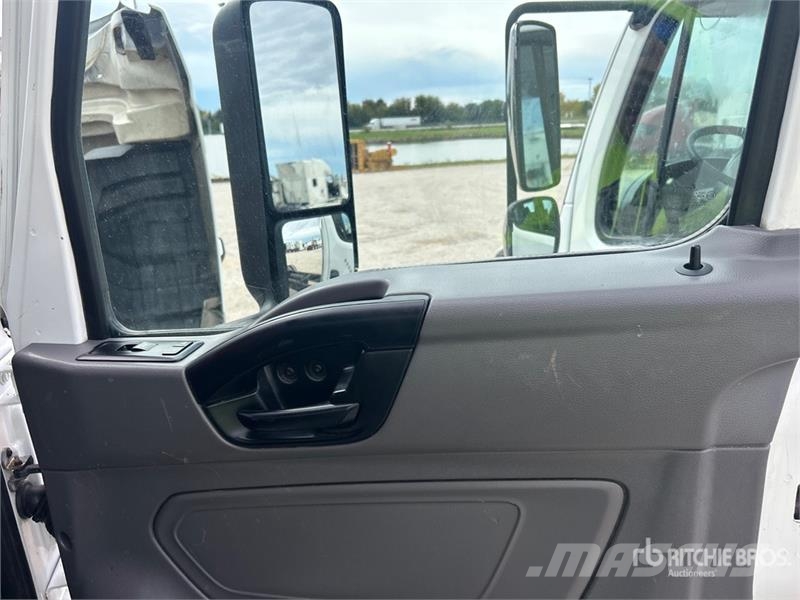 International LT625 4x2 S/A Day Cab Truck Tractor Trekkvogner