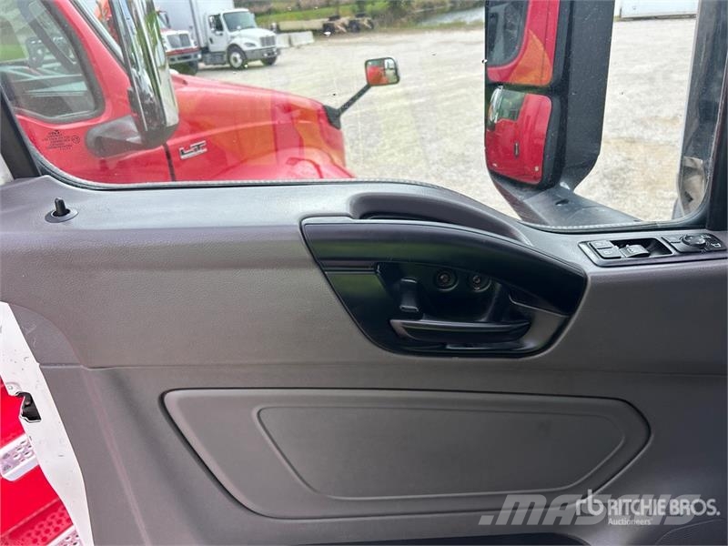 International LT625 4x2 S/A Day Cab Truck Tractor Trekkvogner